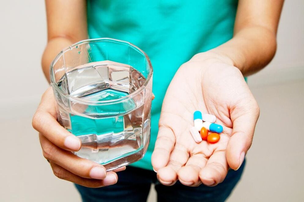 O fată ia medicamente pentru a elimina papiloamele